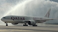 Vodní brána pivítala tisící let spolenosti Qatar Airlines na cargo lince do...