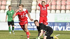 Pardubický fotbalista Vojt�ch Sychra se raduje z gólu v bará�ovém zápase v...