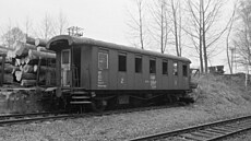 Zrušený osobní vůz Bi číslo 24-23 320-1, Ringhoffer 119 337/1924 na nakládací...