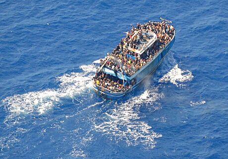 Fotografie poskytnutá eckou pobení stráí ukazuje migranty na palub lunu...