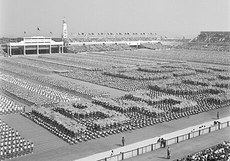 Fotografie z první celostátní spartakiády na stadionu na Strahov. (24.6. 1955)