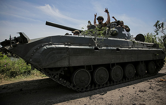 Ukrajinský transportér BMP-1 u čerstvě osvobozené vsi Neskučne na jihozápadě...