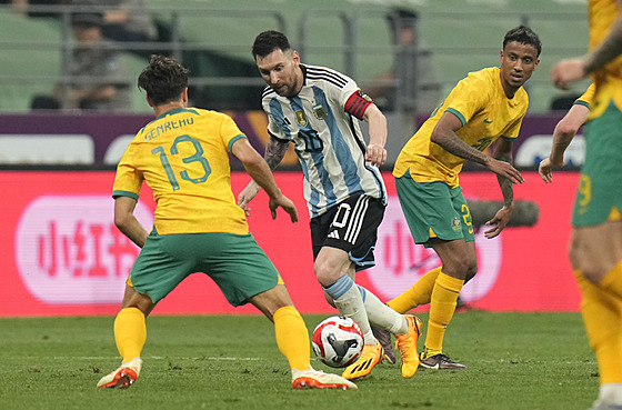 Lionel Messi proti australské dvojici Dennis Genreau (vlevo), Keanu Baccus.