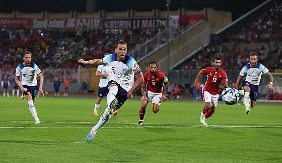 Anglický reprezentant Harry Kane skóruje z penalty v kvalifikaci ME na Malt.