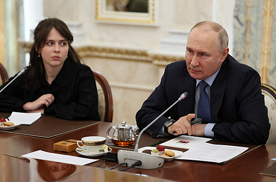 Vladimir Putin bhem setkání s vojenskými blogery (13. ervna 2023)
