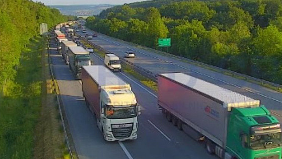 Nehoda uzavela dálnici D1 ve smru na Brno. (situace na 183. kilometru v 6:30...