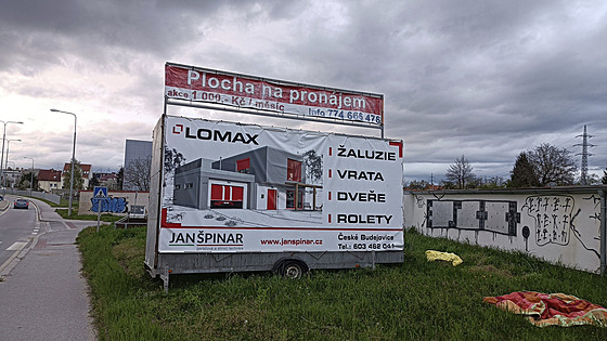 Nelegální billboard na okraji eských Budjovic vyrobený z pívsného vozíku a...