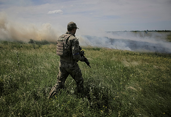 Písluník ukrajinské armády u frontové linie poblí nov osvobozené vesnice...