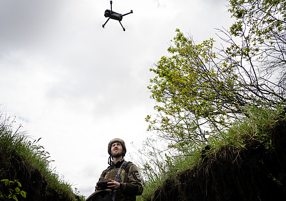 Ukrajintí vojáci bhem przkumu pomocí dron poblí Soledaru (24. dubna 2023)