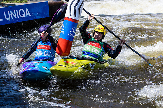 Tereza Fierová (vpravo) a Kimberley Woodsová bhem kayakcrossu pi SP v Praze