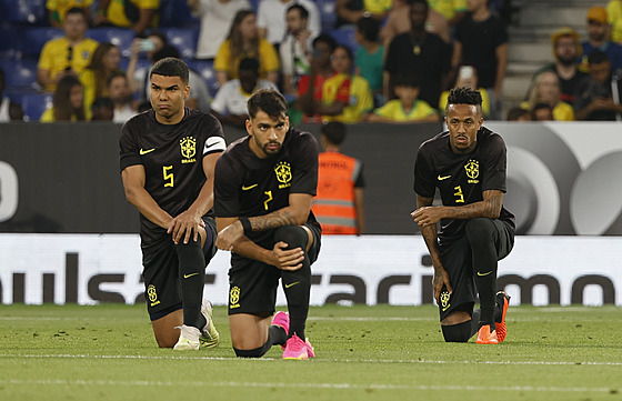 Braziltí fotbalisté poklekávají ped pátelským utkáním s Guineou.