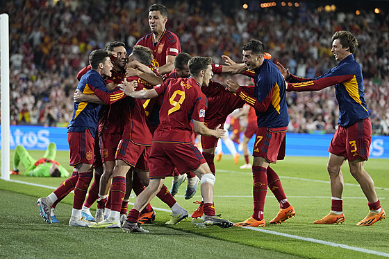 panltí fotbalisté se radují z vítzství ve finále Ligy národ.