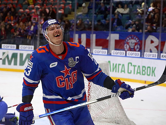 eský hokejový útoník Dmitrij Jakin se usmívá v dresu petrohradského SKA.