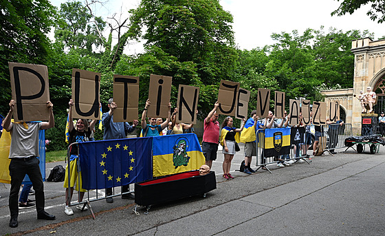 Příznivci Ukrajiny na demonstraci před ruským velvyslanectvím v Praze (10....