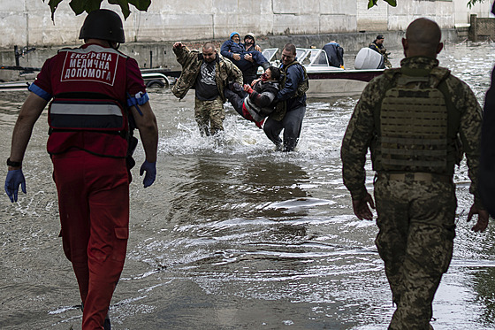Záchranné týmy pomáhají odvést do bezpeí zranné civilisty z okupovaného...