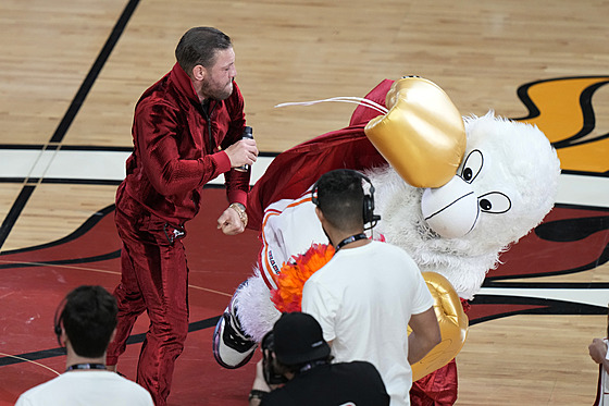 Maskot Miami Heat padá poté, co jej ude�il Conor McGregor.