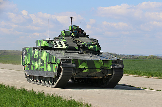 CV90 je výkonný bojový vz pchoty. Sedmdesátikilometrová rychlost na...