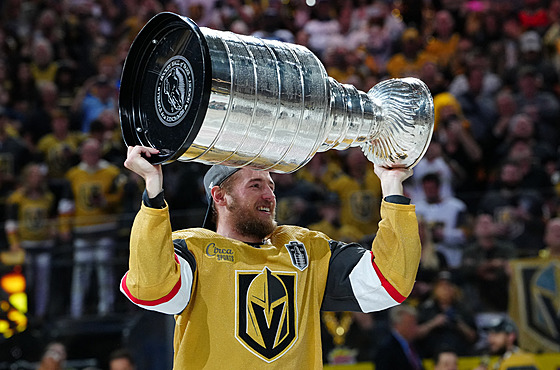 Ruský úto�ník Ivan Barba�ev se Stanley Cupem.