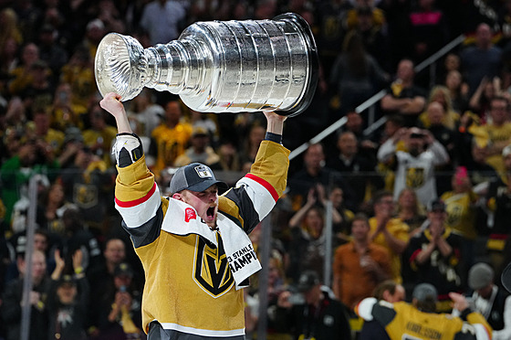 Jack Eichel se Stanley Cupem.