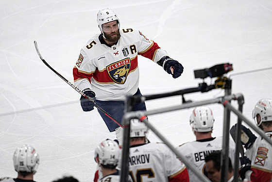 Obránce Aaron Ekblad slaví trefu ve finále proti Vegas.
