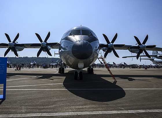 ínské letadlo Y-9. Japonsko analyzuje zaízení, které bylo pipevnné k...