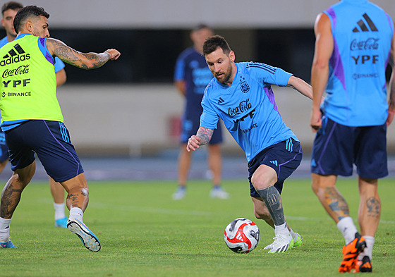 Trénink argentinských fotbalist v ín: Lionel Messi ped pípravným zápasem v...