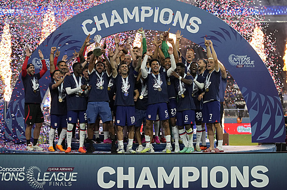 Fotbalisté USA se radují z titulu v Lize národ CONCACAF.