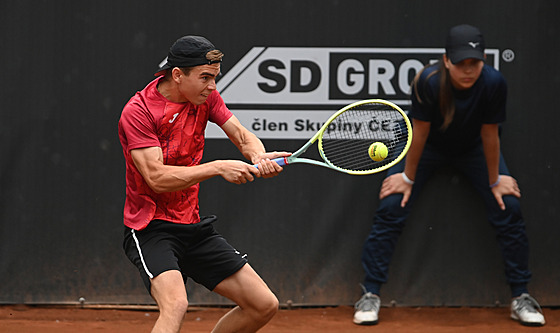 Dalibor Svrina bhem finále challengeru v Prostjov proti Tomái Macháovi.