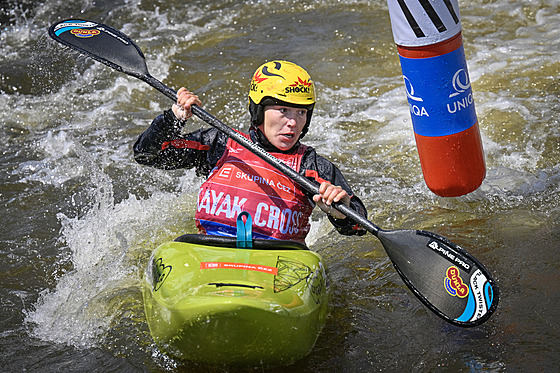 Tereza Fierová jede semifinále kayakcrossu na Svtovém poháru v Praze.