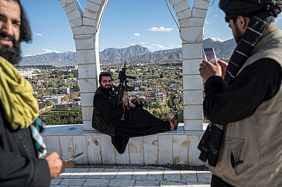 lenové tálibánských bezpenostních sloek se fotí v kábulské tvrti Akbara...