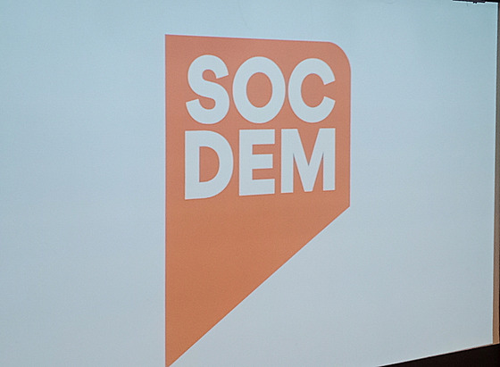 Nové logo sociální demokracie, stylizovaný okvětní lístek růže v cihlové barvě...