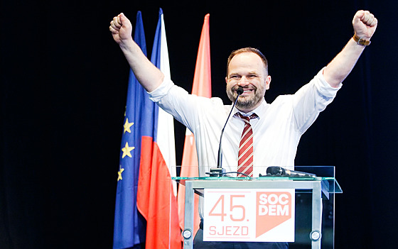 Sociální demokracie si jako předsedu opět zvolila Michala Šmardu.