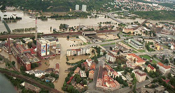 Zatopené Holeovice v roce 2002. Elektrárna je vlevo.
