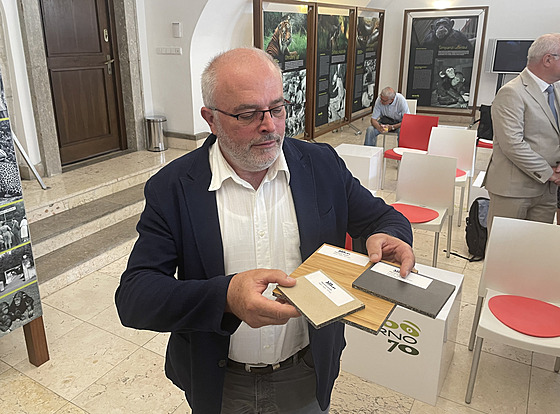 Zden�k Suchomel z firmy Smart Technik dr�í v�echny t�i typy stavebních desek.