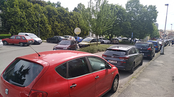 Parkovací místa V Rámech jsou nov urena pouze pro rezidenty. Nikdo jiný by zde nechávat auto neml.