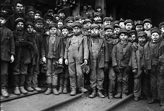 Chlapci pracující v uhelném dole Ewen Breakers v Pensylvánii. Snímek poídil...