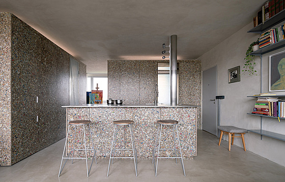 Dominantou bytu z�stává kuchy�ský pult se sloupem, jen� prochází p�ímo pracovní...