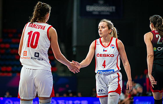 eské basketbalistky Elika Hamzová (vlevo) a Gabriela Andlová se povzbuzují v...
