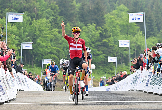 Dánský cyklista Simon Dalby vítzí ve 2. etap Závodu míru jezdc do 23 let.