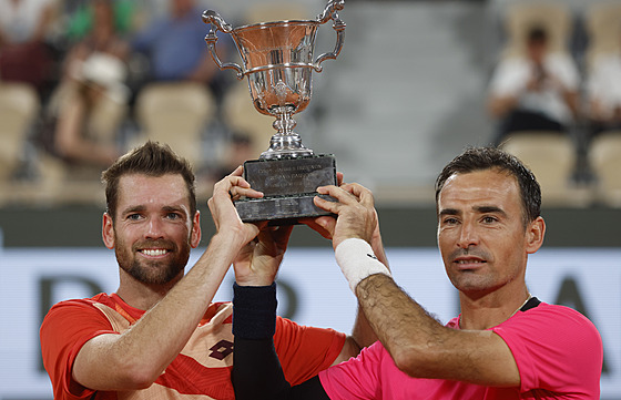 Chorvat Ivan Dodig (vpravo) a Amerian Austin Krajicek s pohárem pro vítze...