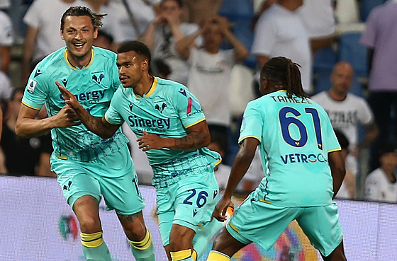 Fotbalisté Verony udrželi v boji o všechno Sérii A. Dolů padá Spezia