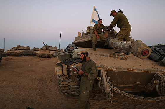 Izraeltí vojáci s tanky typ Merkava 2 a 3 (12. kvtna 2014)