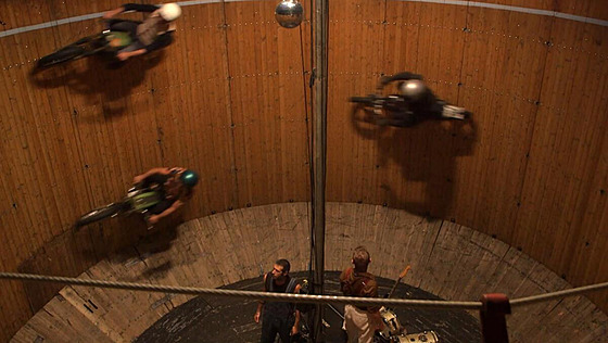 Na festival Arena míí motocyklová stna smrti Le Mur De La Mort