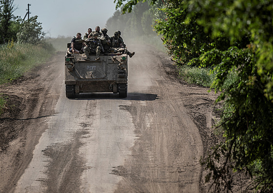 Ukrajintí vojáci v tanku poblí fronty u východoukrajinského Bachmutu (9....
