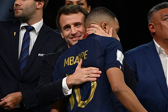 Francouzský prezident Emmanuel Macron objímá Kyliana Mbappého po prohraném...