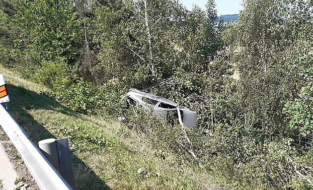 Auto vyletělo z dálnice u Zbirohu. Jeden muž zemřel, čtyři utekli