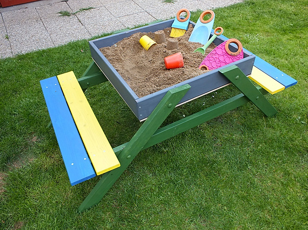 Postavte dětem piknikový stolek i pískoviště. Stačí sundat horní desku