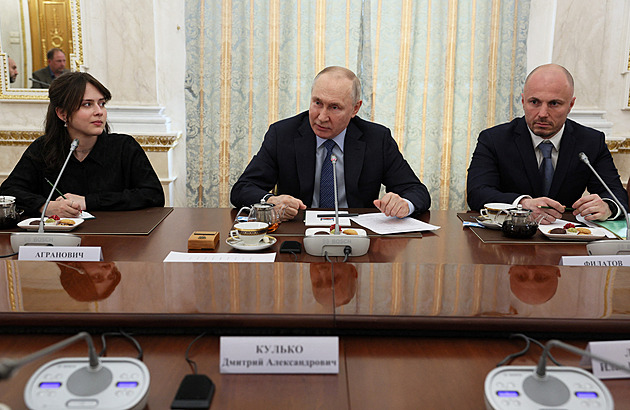 Postrádáme drony a vysoce přesnou munici, připustil Putin. Mobilizovat nechce