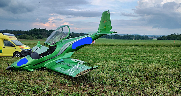 V Jindřichově Hradci spadlo malé letadlo už při startu, pilot se zranil