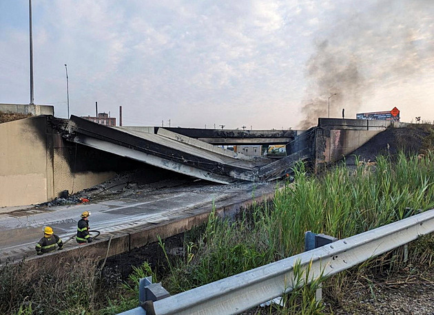 Ve Filadelfii se zřítila část dálnice, chvíli před tím pod ní hořela cisterna